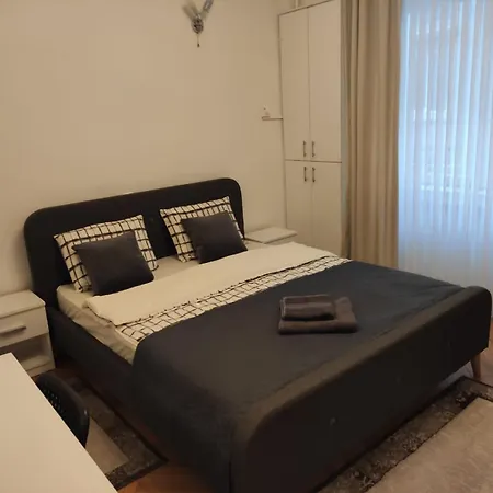 Royal In Old Town Apartment